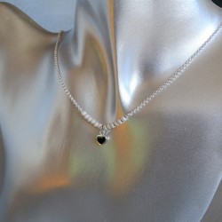 Collier chaîne mini perles diamantées  petit coeur serti clos noir