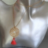 Sautoir collier disque arabesque coeurs et trèfles pompon Corail