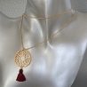 Sautoir collier disque arabesque coeurs et trèfles pompon rouge foncé