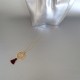 sautoir collier disque arabesque plaqué or pompon rouge foncé