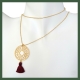 sautoir disque arabesque plaqué or pompon rouge foncé