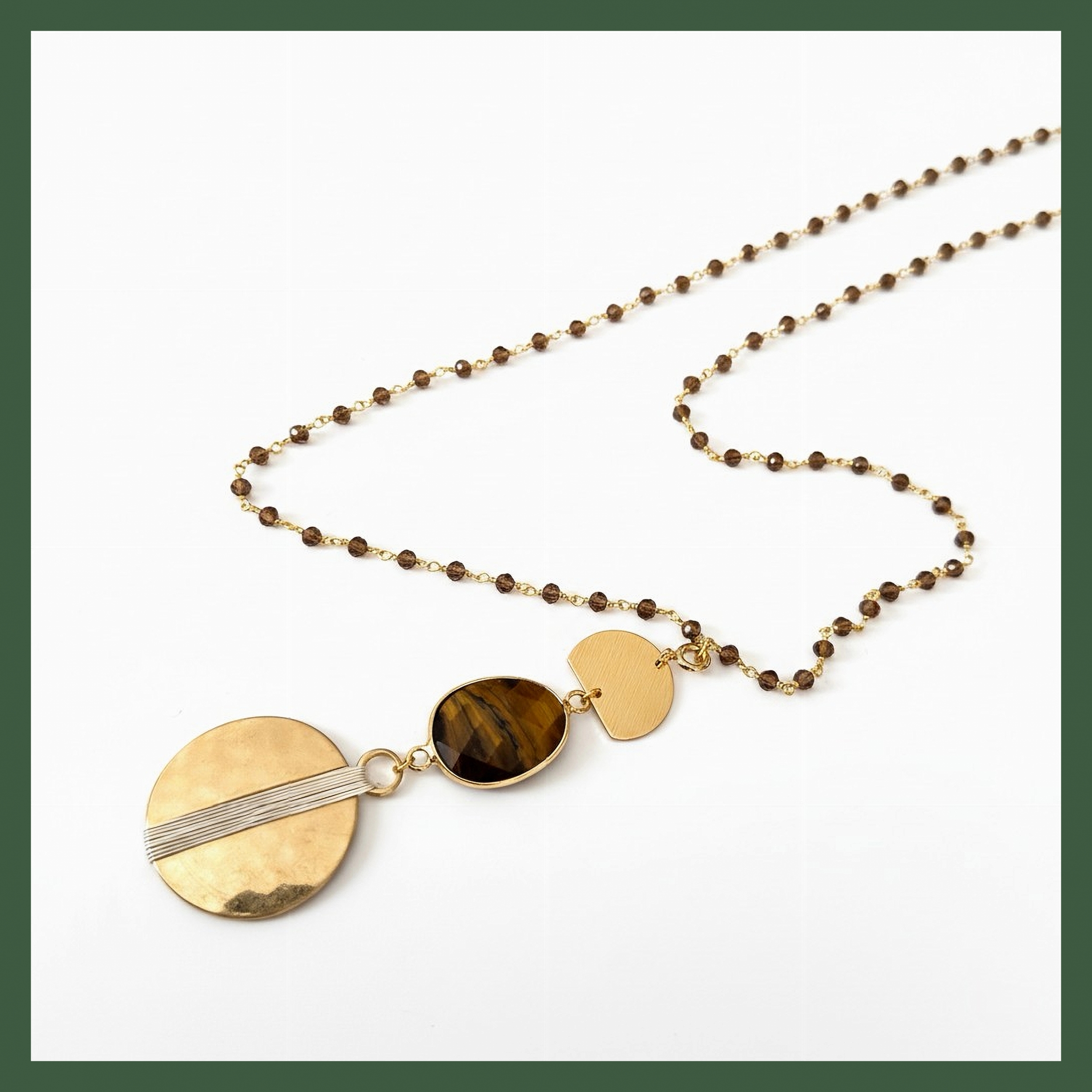 Sautoir chaîne perlée marron et pendentifs géométriques dorés