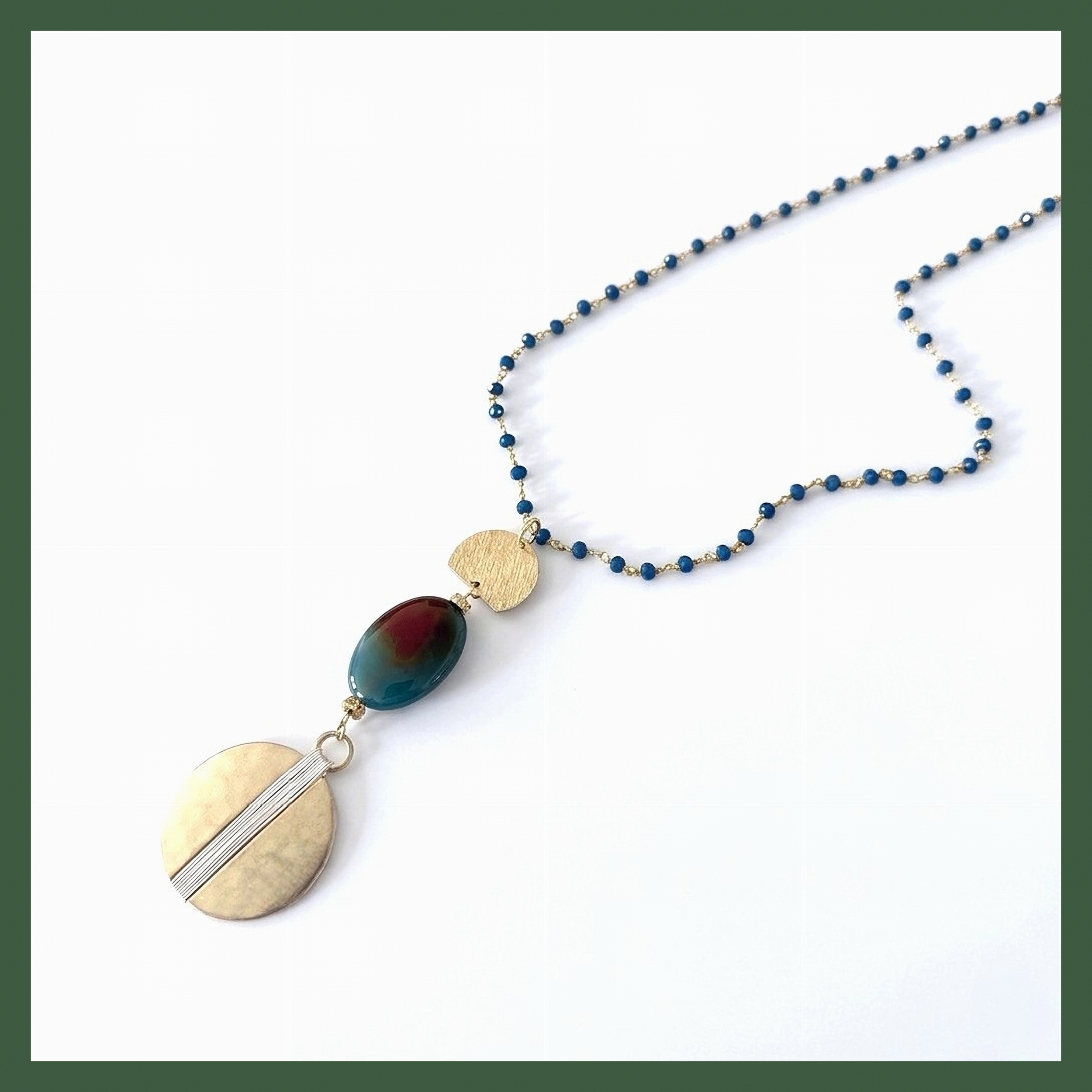 Sautoir chaîne perlée bleue et pendentifs géométriques dorés